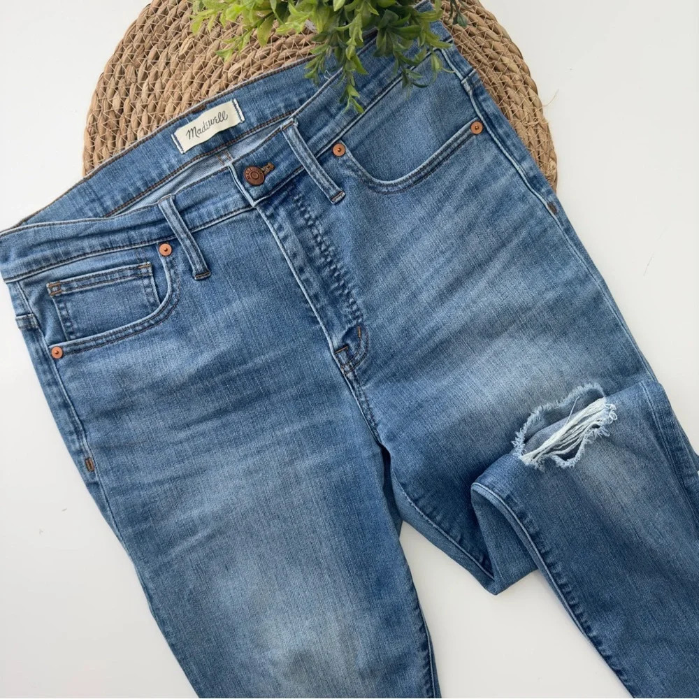 Madewell 9" High-Rise Skinny Jeans in Frankie Wash‎ Torn-Knee Edition Size 30 - Picture 3 of 10